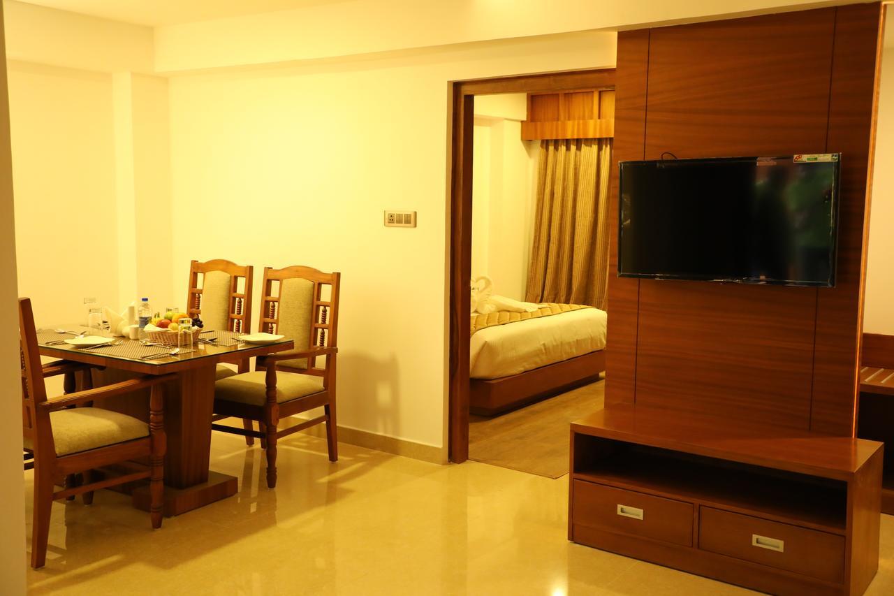 Hotel Karthika Park Kazhakuttam Exterior photo
